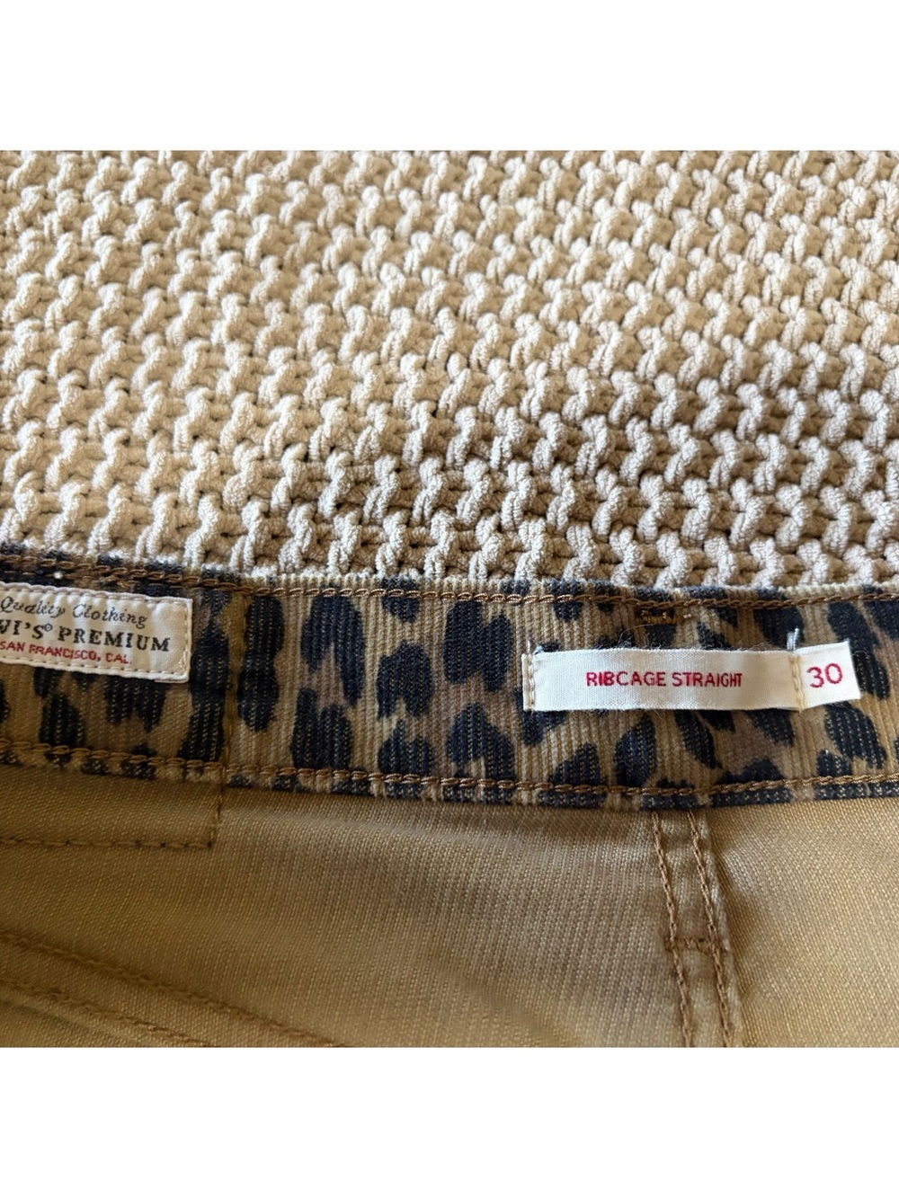 Levi’s ribcage jeans in cheetah print - Picture 6 of 6